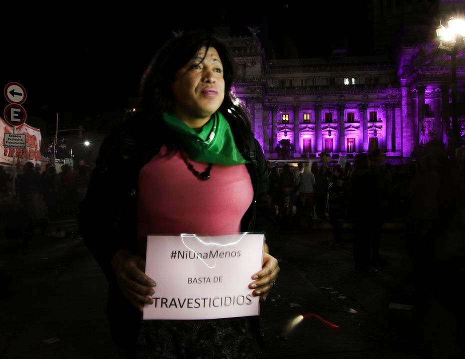 Diana Sacayán fue la primer persona trans a la que se le reconoció su identidad jurídicamente. El año pasado, Anfibia la fotografió, junto a tantas otras, en el primer Ni Una Menos. Diana está muerta. Fue víctima de travesticidio el 13 de octubre de 2015.