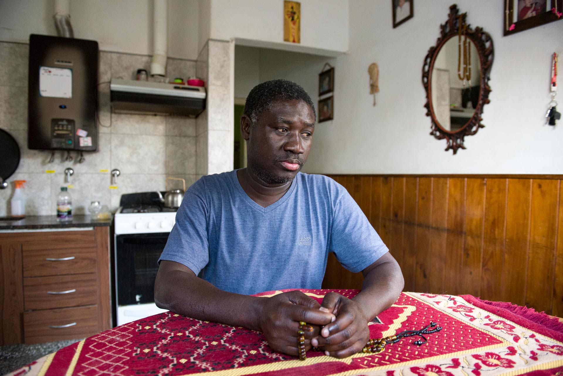 Nar sentado en la cocina detenido en su hogar. Fotografía: Pablo Presti / Cosecha Roja