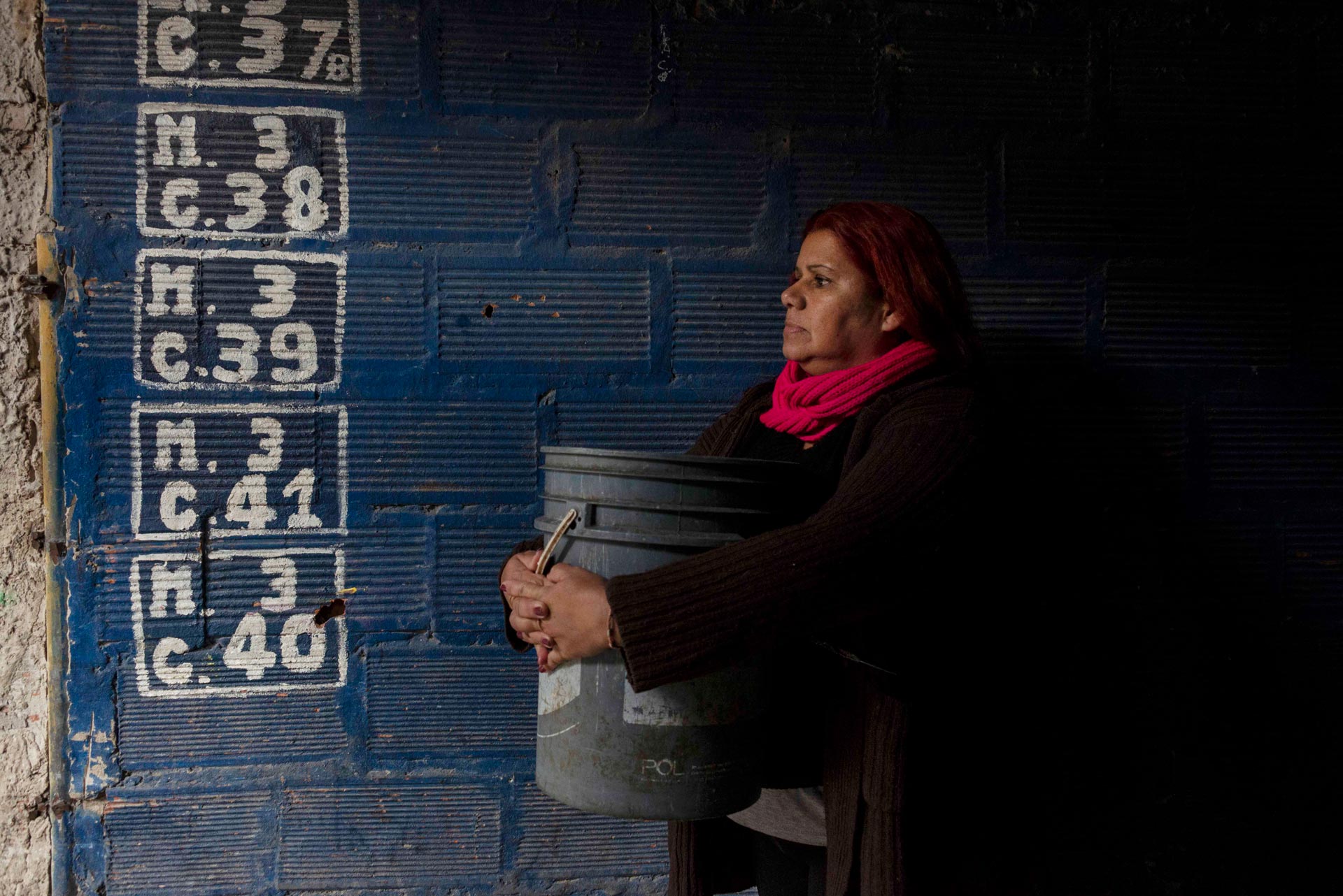 Cristina (50) sale cada una hora al pasillo de su casa para ver si el agua volvió. No es la primera vez que pasa. En verano los cortes son frecuentes en este mundo de 65.000 habitantes.