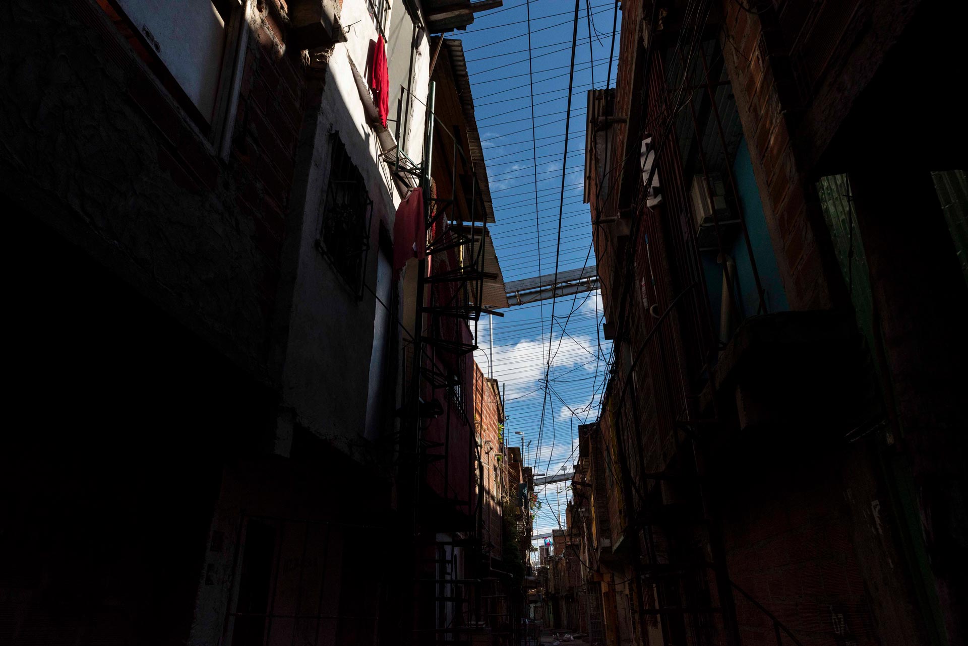 En medio de la pandemia por Coronavirus, el barrio popular más numeroso de la ciudad de Buenos Aires se quedó sin agua. El suministro se cortó a los pocos días de que comenzara el contagio comunitario. El número de casos se disparó de 3 a 151.  