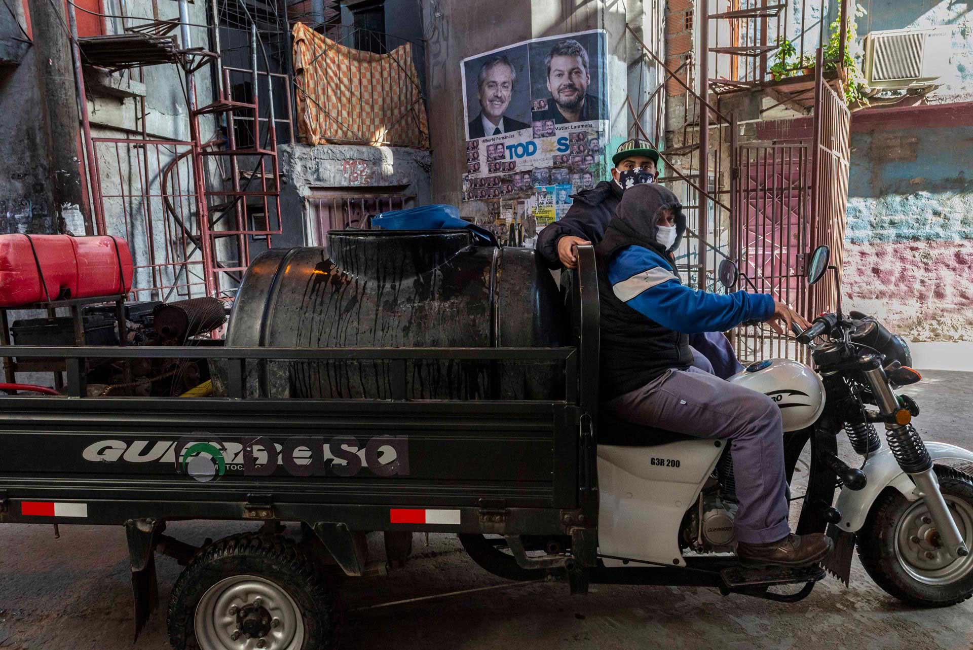 La cuarentena obligatoria decretada en la Argentina el 20 de marzo subraya los problemas estructurales que genera la pobreza, sobre todo en materia de salud y derechos humanos. Acá, las casas más altas tienen tres pisos. Quienes viven en el último piso tienen acceso directo al agua del tanque. El resto la recibe a través de un camión repartidor que todos los días se acerca a la 31. 