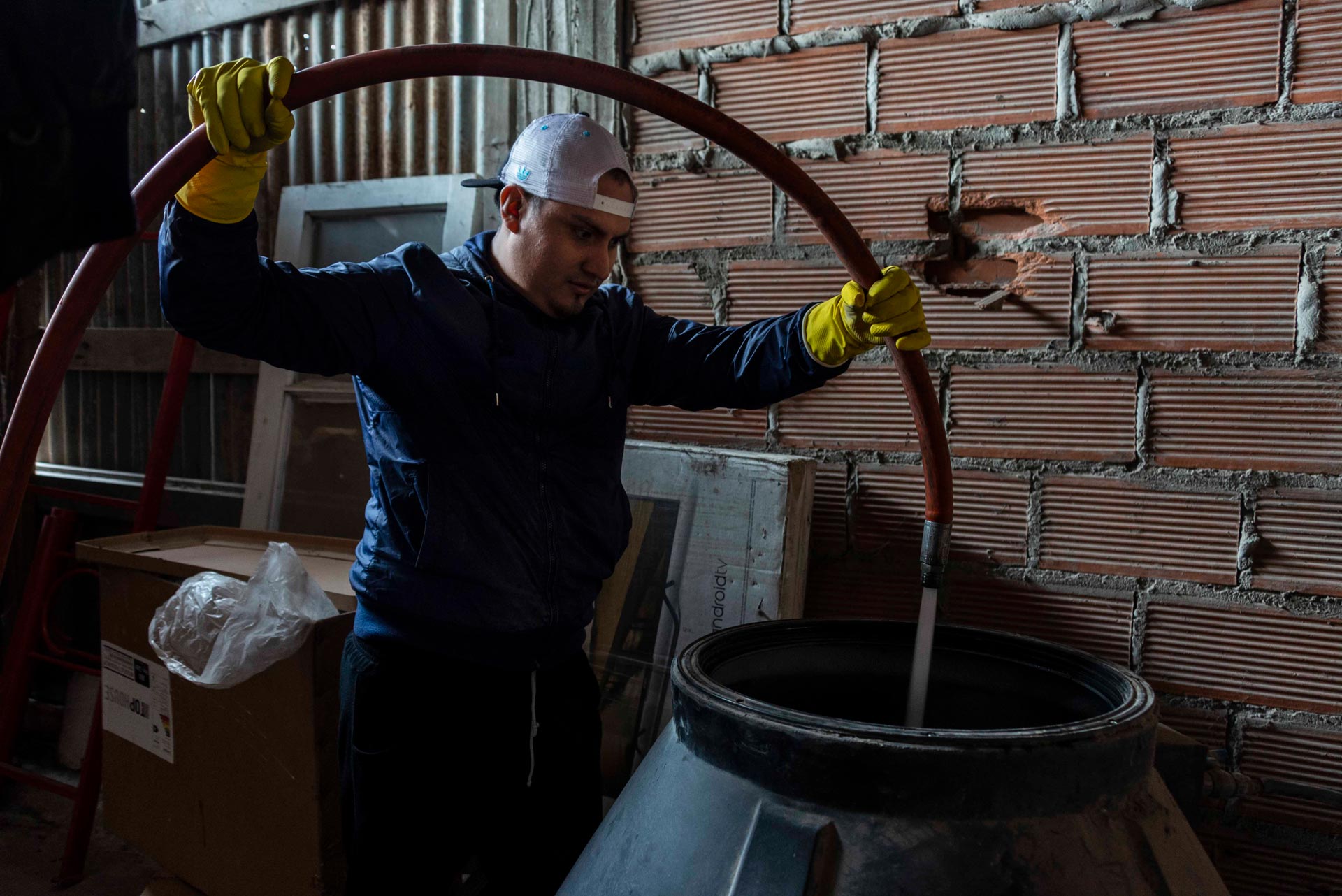 “La semana pasada el agua que repartían con el camión tenía tierra”, cuenta un vecino.